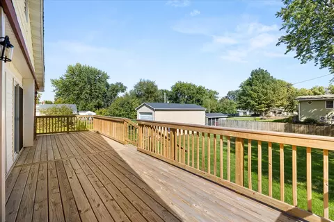 Exterior - 702 4th Ave, Ottawa, IL 61350 photo 7 of 9