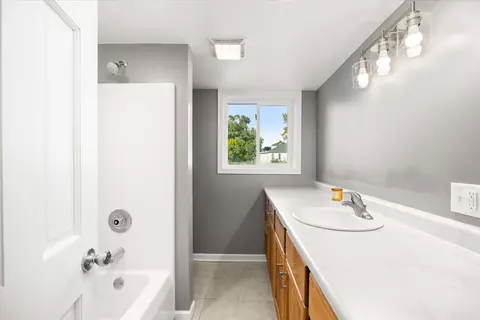 Bath - 702 4th Ave, Ottawa, IL 61350 photo 2 of 6