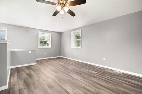 Living - 702 4th Ave, Ottawa, IL 61350 photo 3 of 9