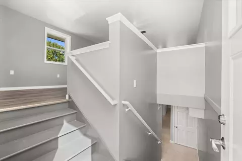 Entry Way - 702 4th Ave, Ottawa, IL 61350 photo 1 of 2