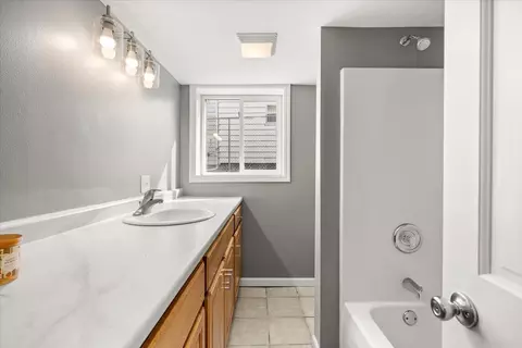 Bath - 702 4th Ave, Ottawa, IL 61350 photo 5 of 6