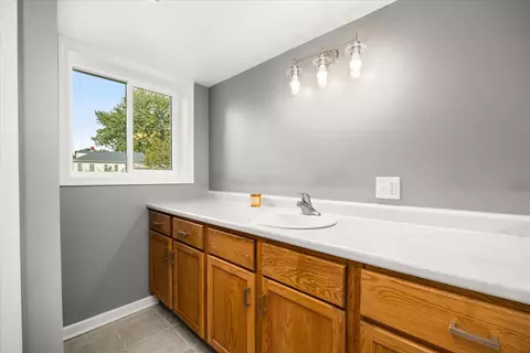 Bath - 702 4th Ave, Ottawa, IL 61350 photo 3 of 6
