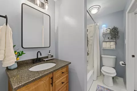 Bath - 1774 Gloucester Ct #C, Wheaton, IL 60189 photo 2 of 3