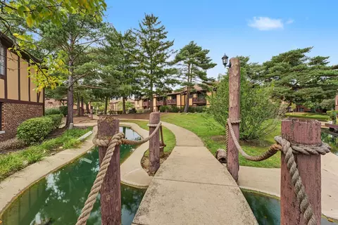 Exterior - 1774 Gloucester Ct #C, Wheaton, IL 60189 photo 6 of 8