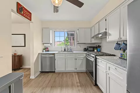 Kitchen - 1774 Gloucester Ct #C, Wheaton, IL 60189 photo 1 of 3