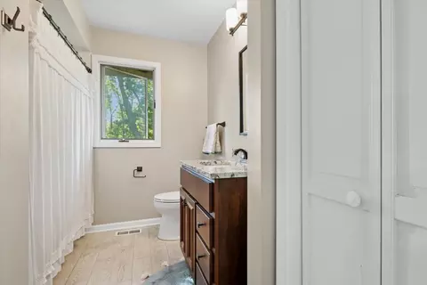 Bath - 1112 Colgate Ct, Naperville, IL 60565 photo 3 of 3