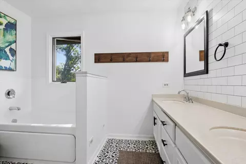 Bath - 1112 Colgate Ct, Naperville, IL 60565 photo 2 of 3