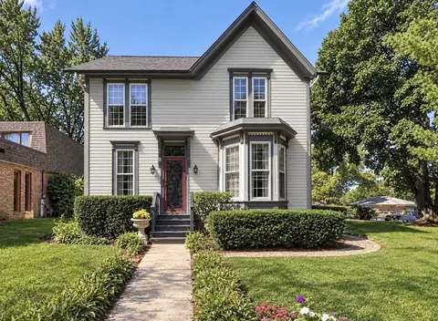 638 S Hough St, Barrington, IL 60010