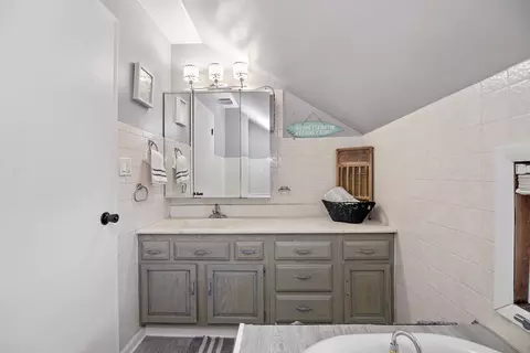 Bath - 250 W Frontage St, Sheldon, IL 60966 photo 1 of 2