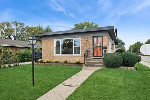 3945 Birchwood Ave, Skokie, IL 60076