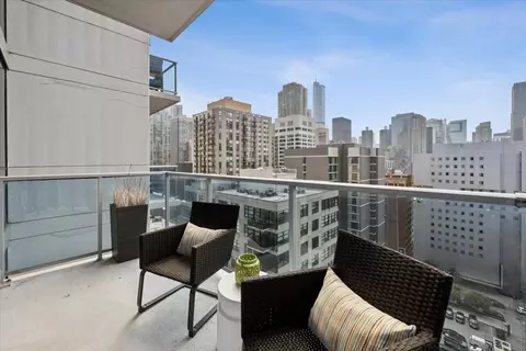 Exterior - 110 W Superior St #1602, Chicago, IL 60654 photo 2 of 2