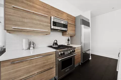 Kitchen - 110 W Superior St #1602, Chicago, IL 60654 photo 5 of 6