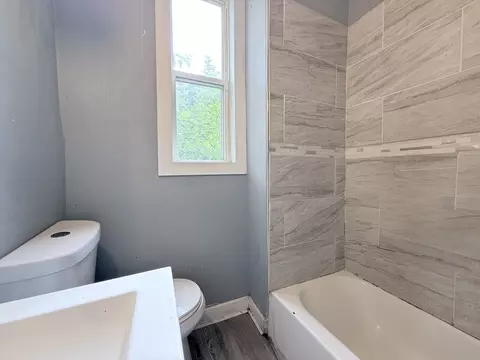Bath - 6835 S Champlain Ave, Chicago, IL 60637 photo 1 of 2