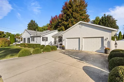 Exterior - 280 S Plum St, Bement, IL 61813 photo 3 of 9