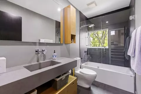 Bath - Undisclosed, Chicago, IL 60657 photo 3 of 4
