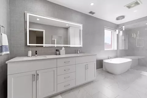 Bath - Undisclosed, Chicago, IL 60657 photo 1 of 4