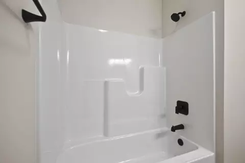 Bath - 1704 Blenheim Dr, Springfield, IL 62711 photo 5 of 6