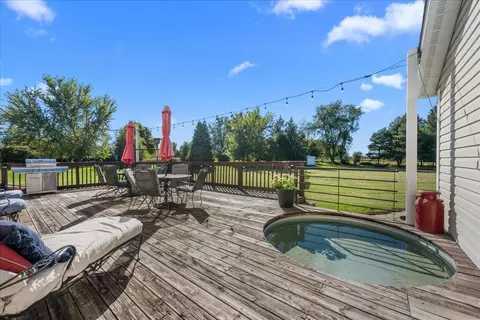 Exterior - 9 N424 Tamara Dr, Elgin, IL 60124 photo 5 of 6