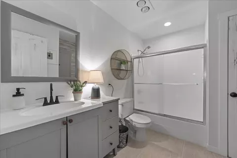 Bath - 9 N424 Tamara Dr, Elgin, IL 60124 photo 3 of 3