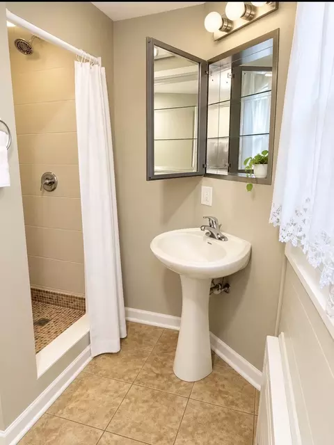 Bath - 10874 E Flagg Rd, Rochelle, IL 61068 photo 3 of 3