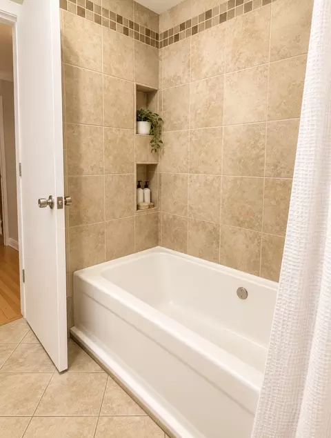 Bath - 10874 E Flagg Rd, Rochelle, IL 61068 photo 2 of 3