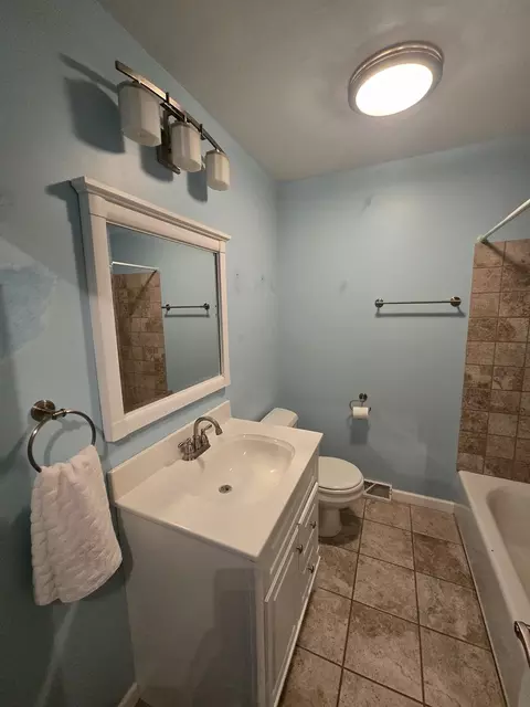 Bath - 15045 Springfield Ave, Midlothian, IL 60445 photo 1 of 2