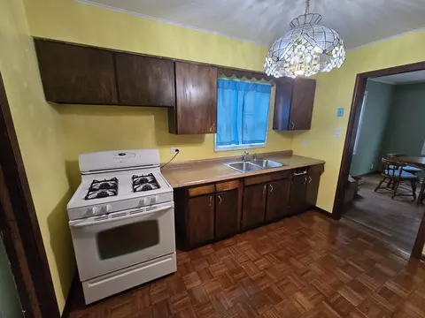 Kitchen - 15045 Springfield Ave, Midlothian, IL 60445 photo 2 of 2