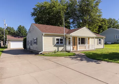 1013 12th St, Silvis, IL 61282