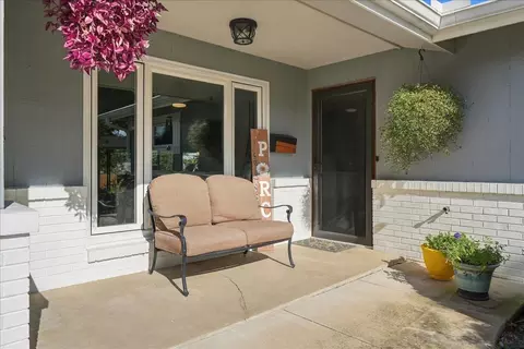 Exterior - 208 Mecherle Dr, Bloomington, IL 61701 photo 2 of 12
