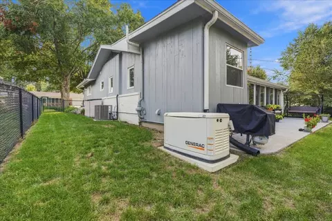 Exterior - 208 Mecherle Dr, Bloomington, IL 61701 photo 11 of 12