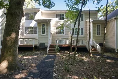 280 W Treehouse Ln, Round Lake, IL 60073