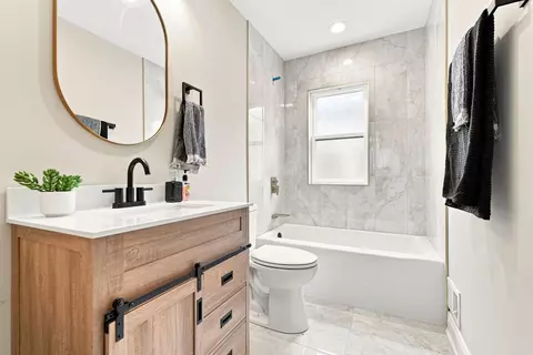 Bath - 8550 S Jeffery Blvd, Chicago, IL 60617 photo 1 of 1