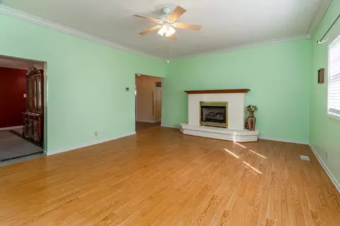 Living - 2001 N State St, Marion, IL 62959 photo 3 of 4