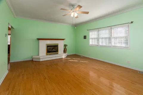 Living - 2001 N State St, Marion, IL 62959 photo 2 of 4