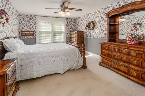 Bedroom - 2001 N State St, Marion, IL 62959 photo 2 of 4