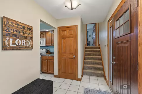 Entry Way - 15224 Walnut Rd, Oak Forest, IL 60452 photo 1 of 2