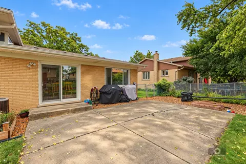 Exterior - 15224 Walnut Rd, Oak Forest, IL 60452 photo 4 of 6
