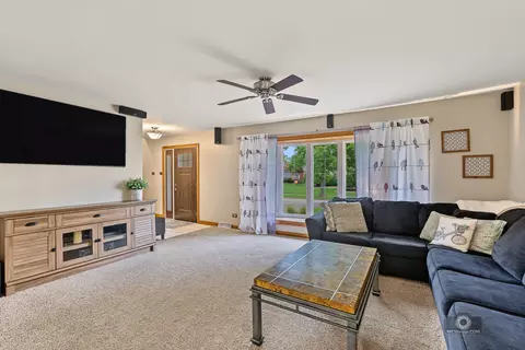 Living - 15224 Walnut Rd, Oak Forest, IL 60452 photo 1 of 3