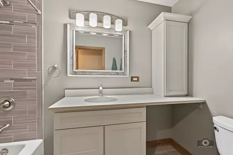 Bath - 15224 Walnut Rd, Oak Forest, IL 60452 photo 1 of 3