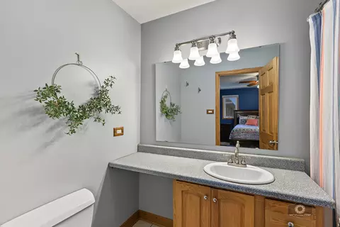 Bath - 15224 Walnut Rd, Oak Forest, IL 60452 photo 2 of 3