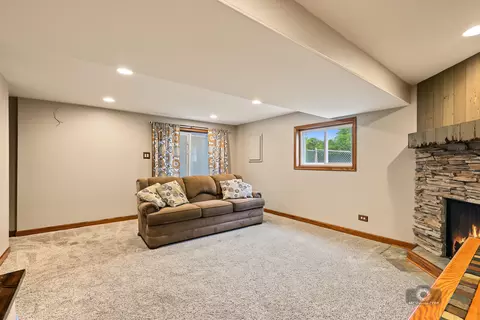 Living - 15224 Walnut Rd, Oak Forest, IL 60452 photo 3 of 3