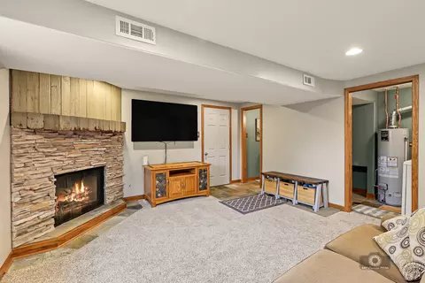 Living - 15224 Walnut Rd, Oak Forest, IL 60452 photo 2 of 3