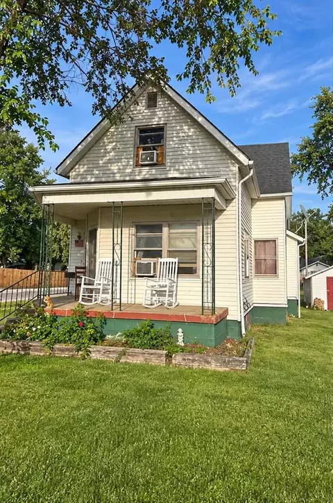 401 S Spruce St, Villa Grove, IL 61956