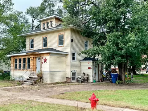 Exterior - 1002 Locust St, Thomson, IL 61285 photo 2 of 3