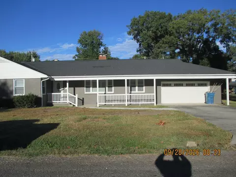 10 Lilac Dr, Centralia, IL 62801