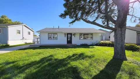 1426 Davenport St, Leclaire, IA 52753