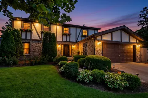 229 N Whispering Hills Dr, Naperville, IL 60540