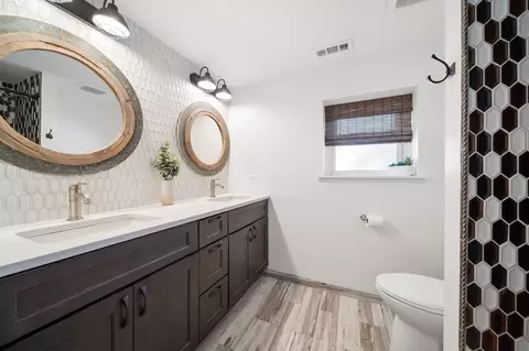 Bath - 9043 Bartlett Ave, Brookfield, IL 60513 photo 3 of 4
