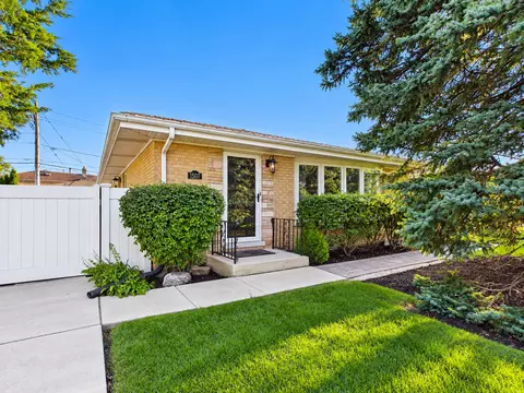 1507 Oakton St, Park Ridge, IL 60068