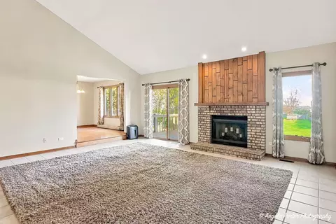 Living - 167 Tree Line, Antioch, IL 60002 photo 2 of 5
